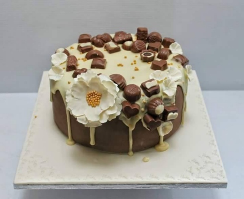 Chocolates Cake